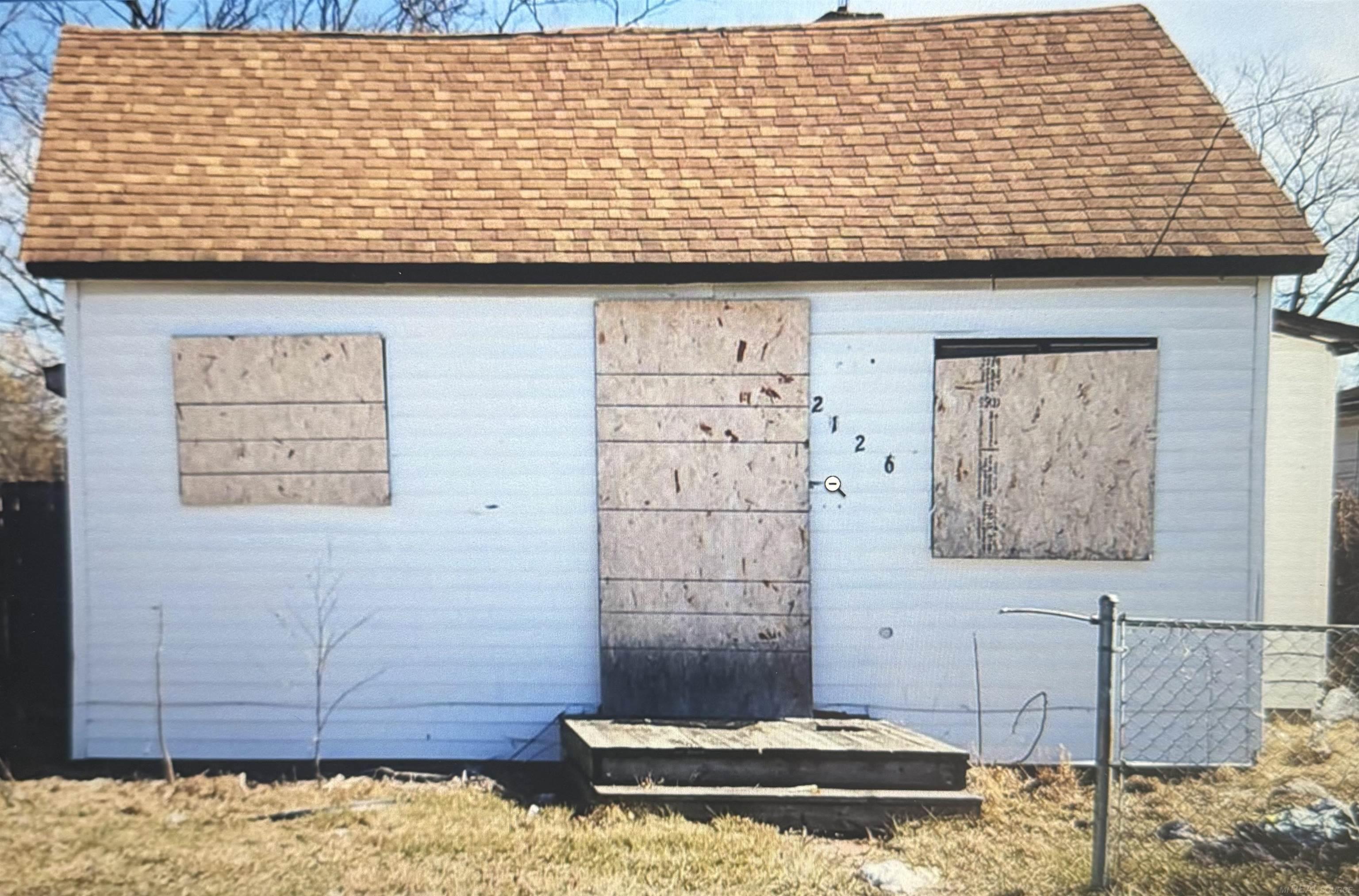 2126 Maplewood Street, Saginaw MI 48601 photo 1