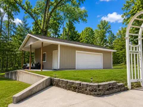 Auburn listing photo 3
