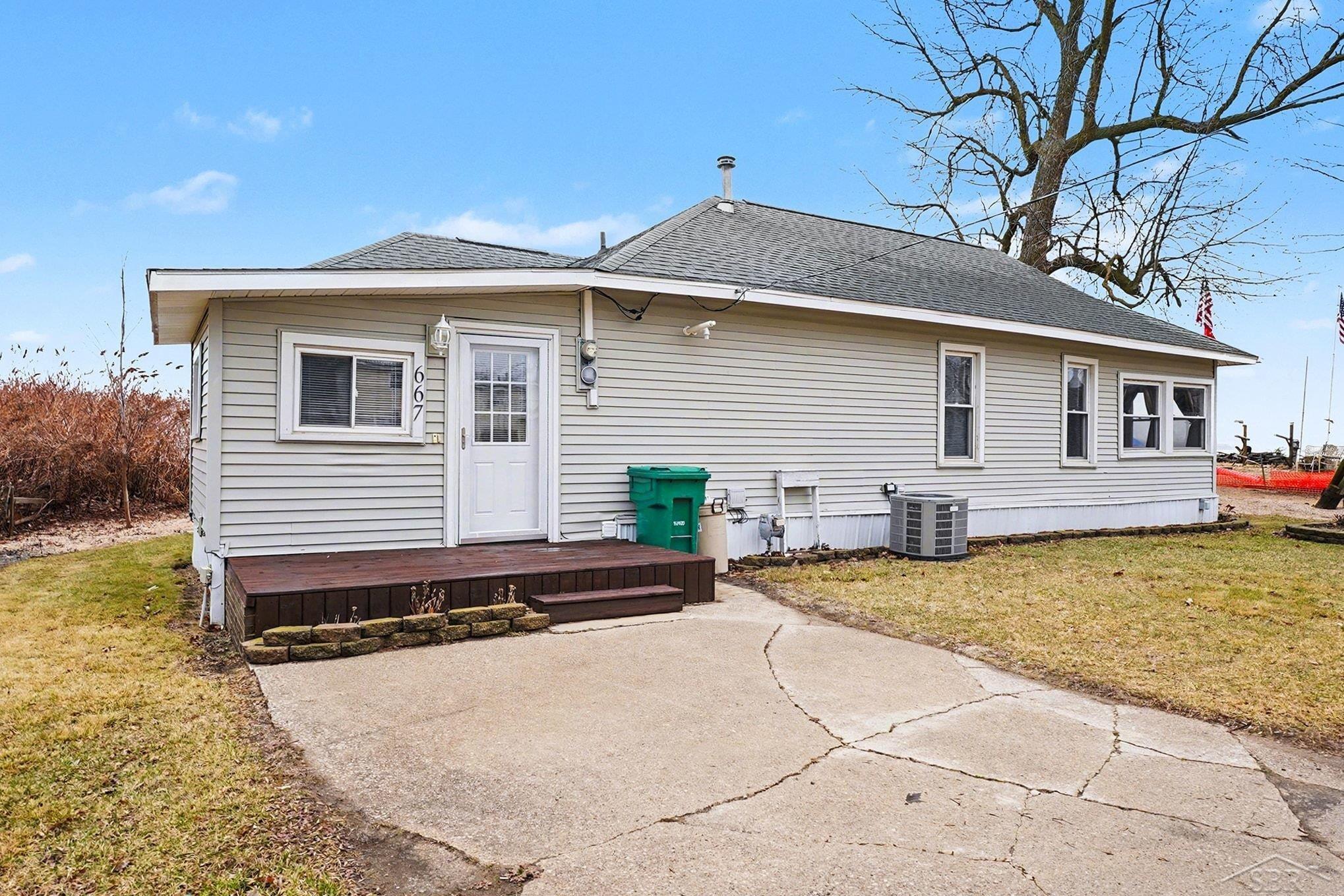 667 Bay Road, Bay City MI 48706 photo 1