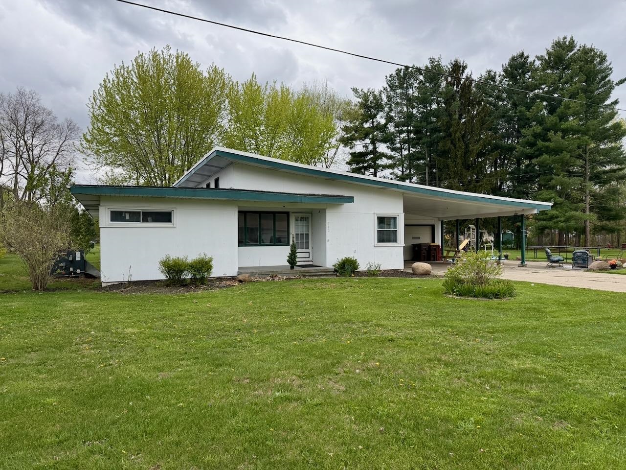 710 E Broad Street, Chesaning MI 48616 photo 1