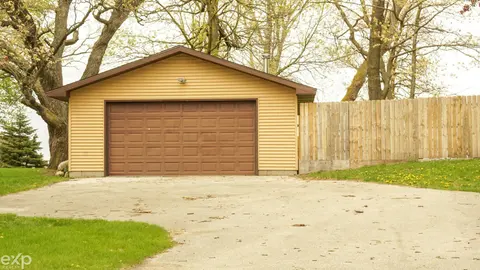 695 Knodt Road, Essexville MI 48732 photo 2