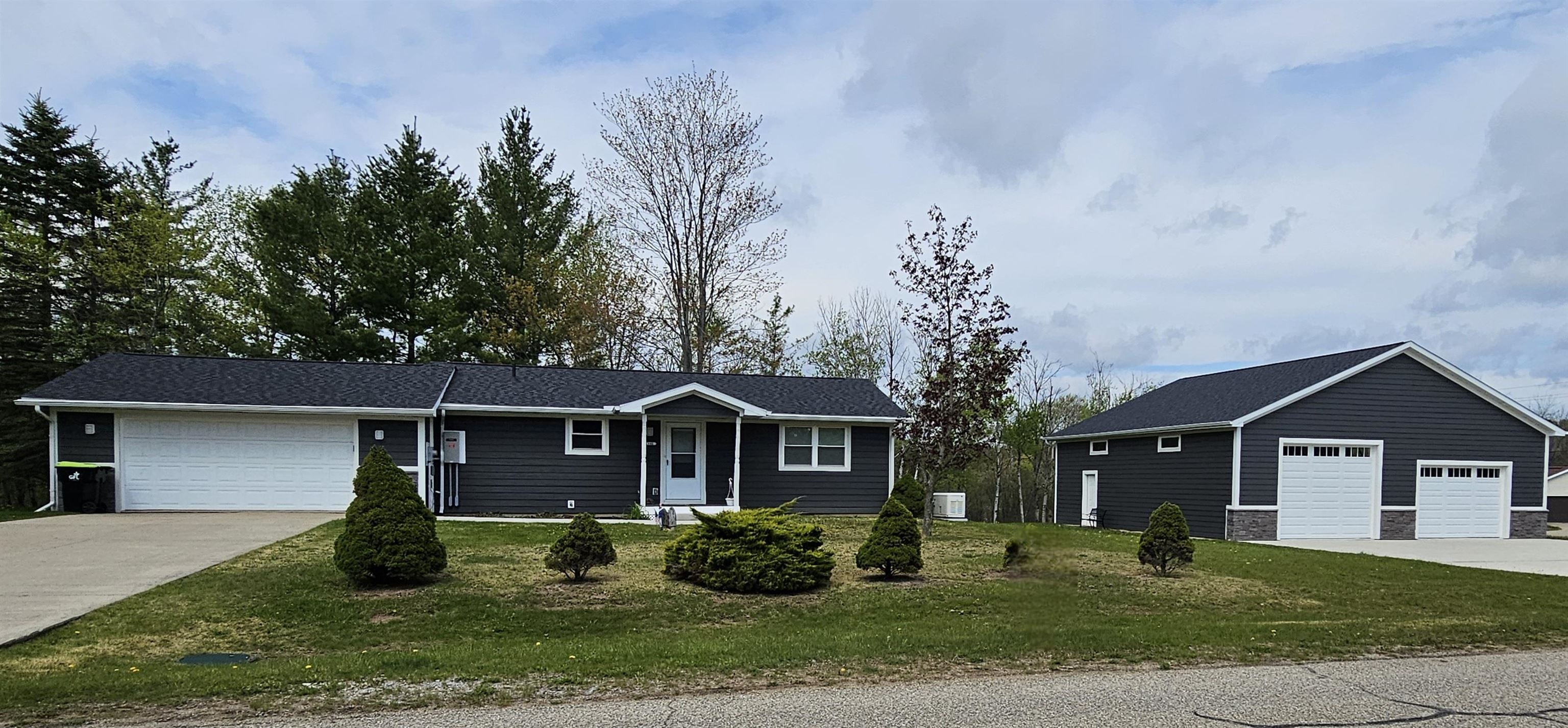 1990 Huntington Circle, Gladwin MI 48624 photo 1