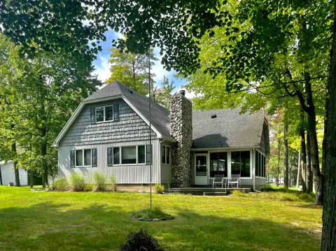 3252 Pinehurst Drive, Gladwin MI 48624 photo 1