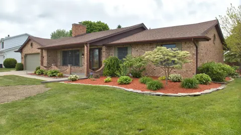 759 Pilgram Dr. E Drive, Saginaw MI 48638 photo 2