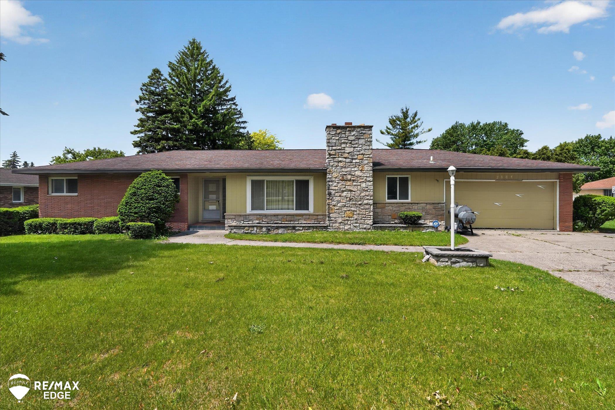 2809 S Outer Drive, Saginaw MI 48601 photo 1