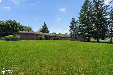 2809 S Outer Drive, Saginaw MI 48601 photo 2