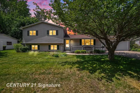 4403 Robinhood Terrace, Midland MI 48642 photo 1