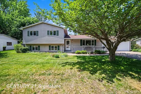 4403 Robinhood Terrace, Midland MI 48642 photo 2