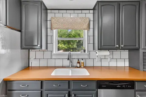 1445 W North Street, Owosso MI 48867 photo 5