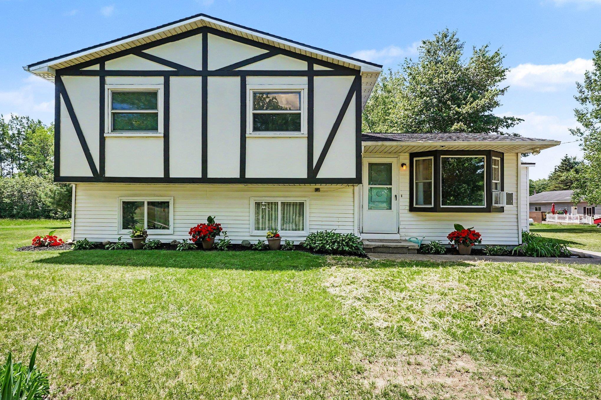 2424 E Shaffer Road, Midland MI 48642 photo 1
