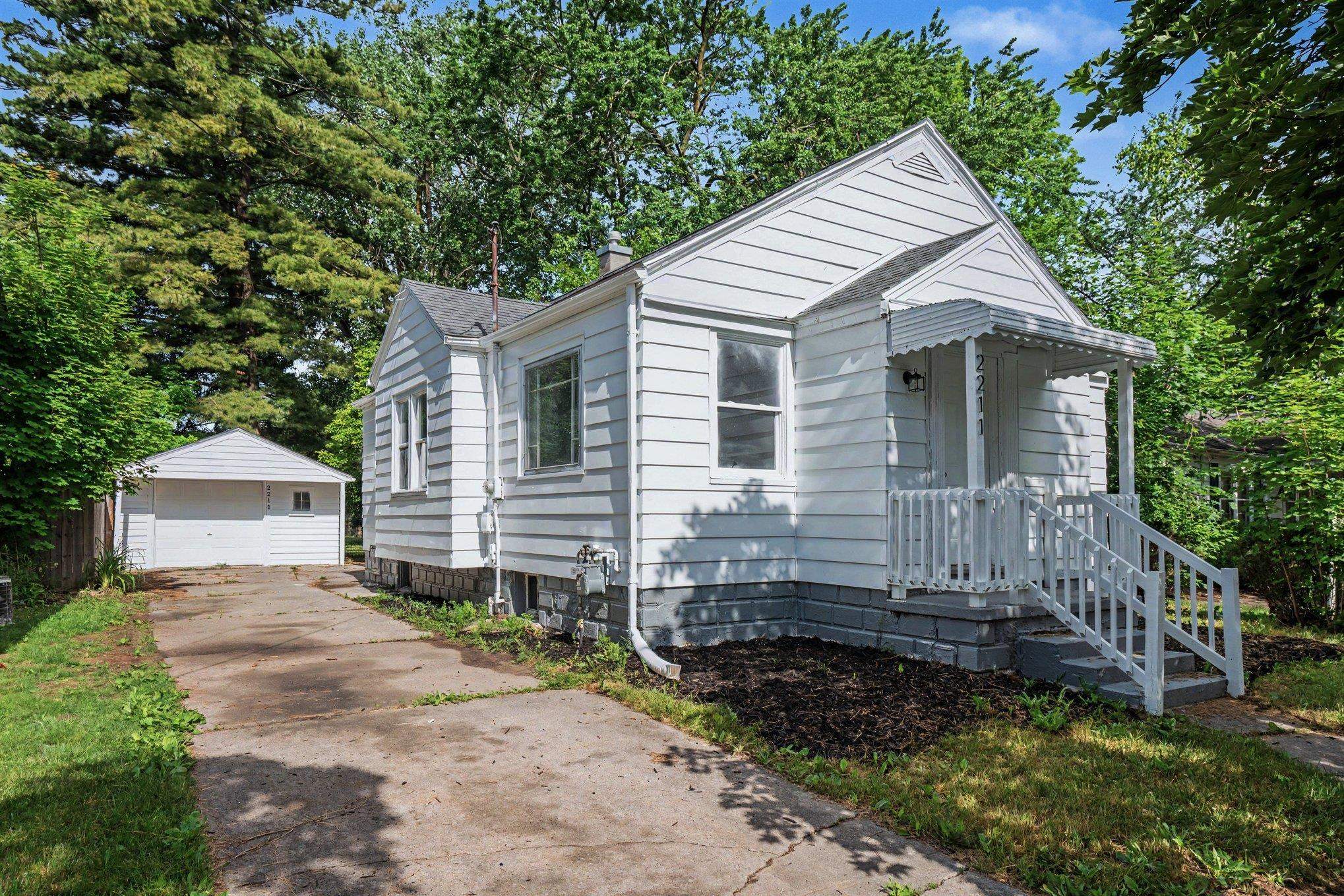2211 N Charles Street, Saginaw MI 48602 photo 1