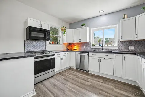 1424 N Trumbull Street, Bay City MI 48708-5579 photo 3