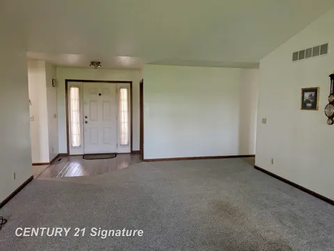 1249 E Oakdale Circle, Freeland MI 48623 photo 4