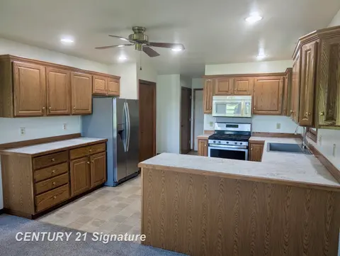 1249 E Oakdale Circle, Freeland MI 48623 photo 5