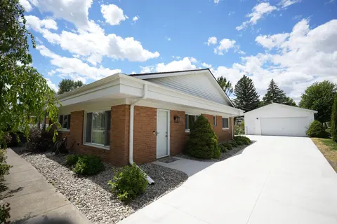 607 Frost Drive, Bay City MI 48706 photo 2