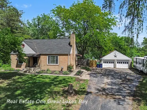 5250 N Center Road, Saginaw MI 48604 photo 1