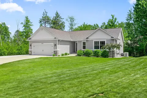 2616 Deerwood Circle, Midland MI 48642 photo 2