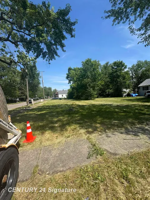 2458 N Oakley Street, Saginaw MI 48602 photo 2