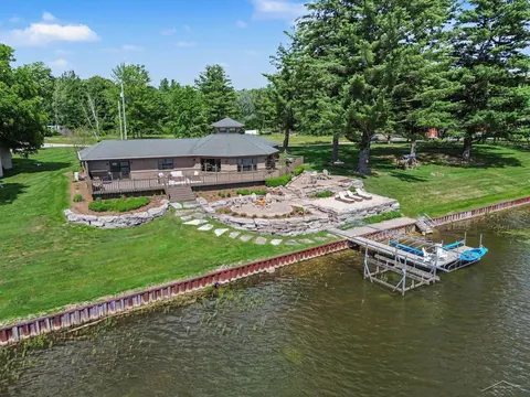 4991 N Pointe Drive, Sanford MI 48657 home for sale
