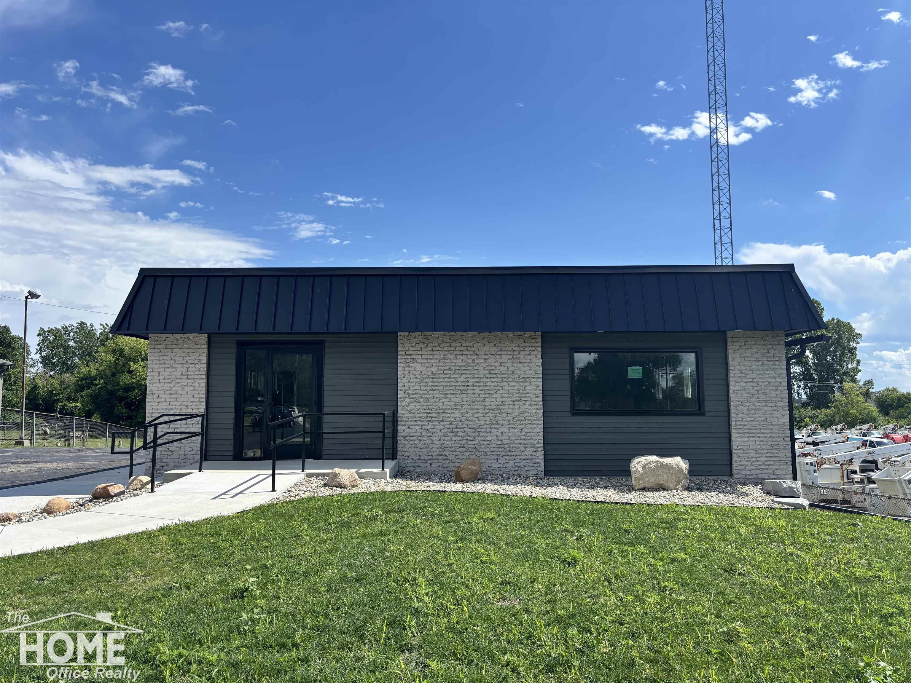 1907 W M-21 Street, Owosso MI 48867 photo 1