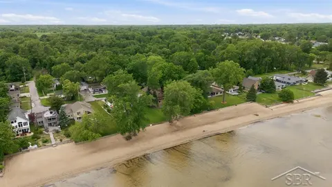 277 Donohue Drive, Bay City MI 48706 photo 5