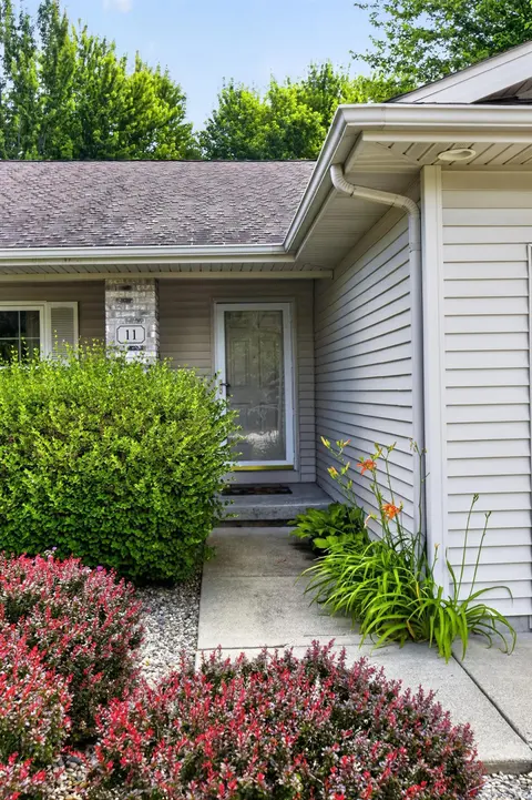 11 Rose Cottage Lane, Saginaw MI 48609-8700 photo 2