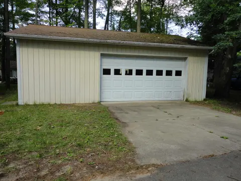 314 Oak Tree Drive, Lake MI 48633 photo 3