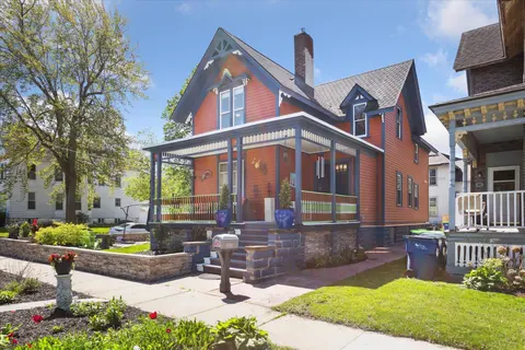 1010 6th Street, Bay City MI 48708-6529 photo 2