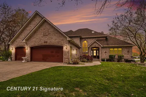 1944 E Lake Circle Drive, Saginaw MI 48609 home for sale