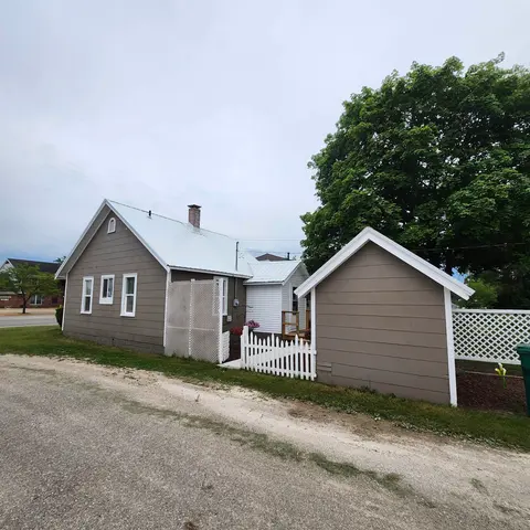 435 E Cedar Avenue, Gladwin MI 48624 photo 3