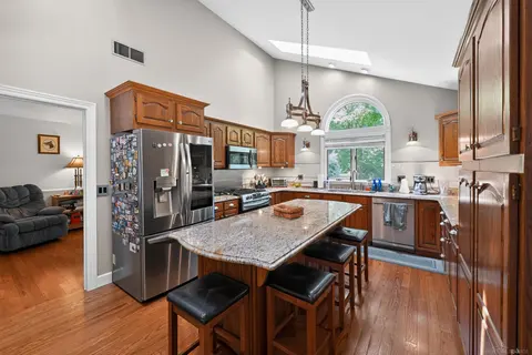 2204 Springwood Drive, Midland MI 48640 photo 2