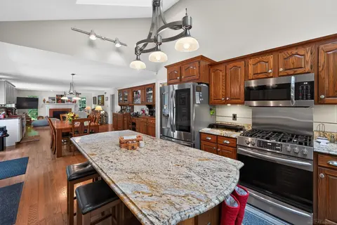 2204 Springwood Drive, Midland MI 48640 photo 3