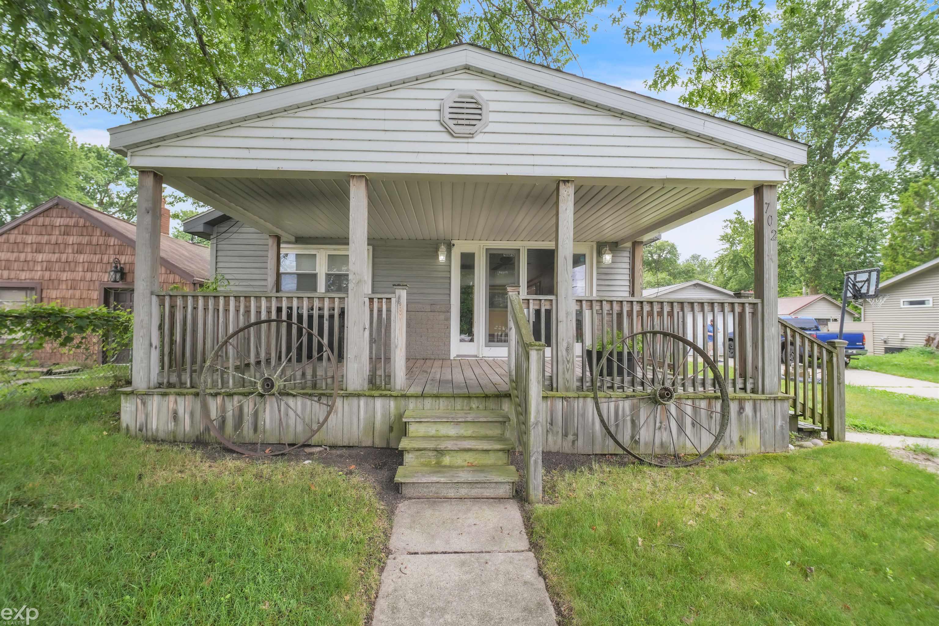 702 Bay Road, Bay City MI 48706 photo 1