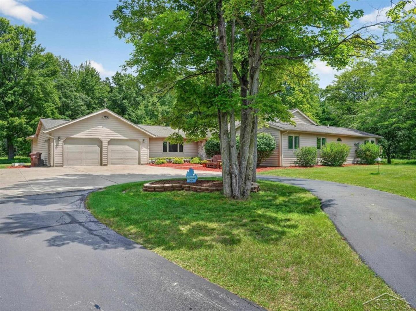 457 E Mier Road, Sanford MI 48657 photo 1