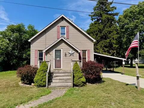 623 N Line Street, Chesaning MI 48616 photo 2