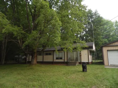668 Big Oaks Street, Gladwin MI 48624-9766 photo 2
