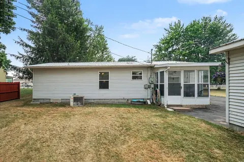 425 E Maple Street, Gladwin MI 48624 photo 2