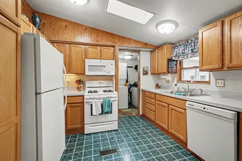 425 E Maple Street, Gladwin MI 48624 photo 3