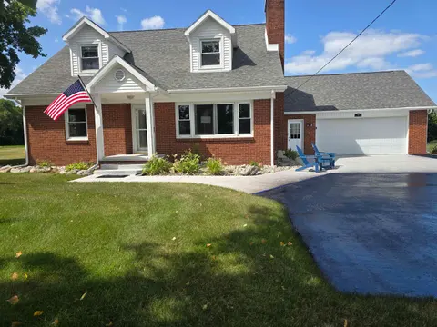 824 W Center Road, Essexville MI 48732 photo 1