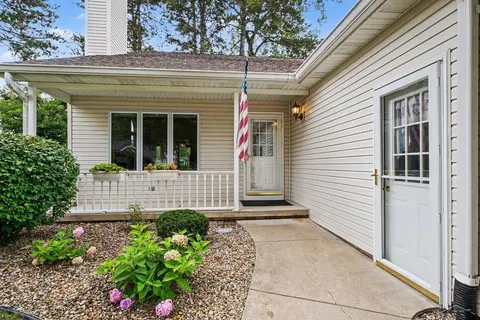 8 Thornapple Court, Saginaw MI 48603 photo 3