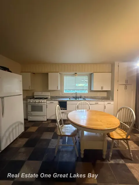 2675 Indiana Avenue, Saginaw MI 48601 photo 2