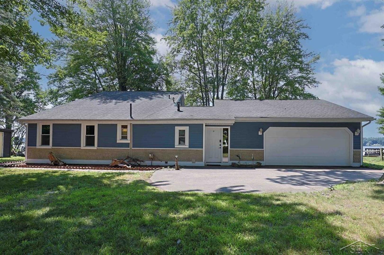2669 N Lakeview Drive, Sanford MI 48657 photo 1