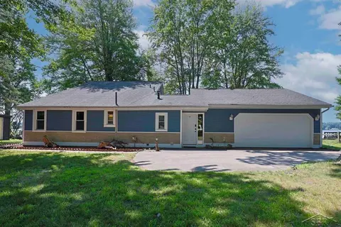 2669 N Lakeview Drive, Sanford MI 48657 home for sale