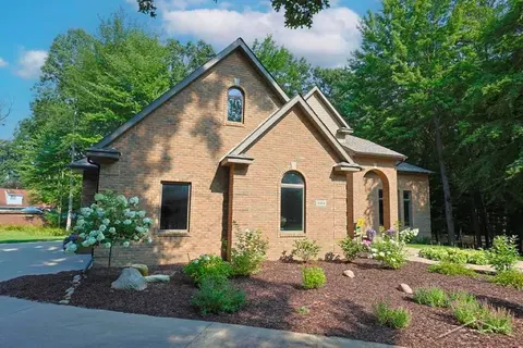 5004 Bristlecone Drive, Midland MI 48642 photo 3