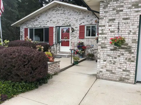 2451 Westbury Drive, Saginaw MI 48603 photo 2