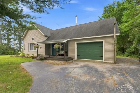 4646 E Hubbard Road, Midland MI 48642 photo 2