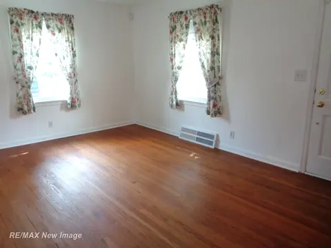 4 Southlawn Court, Saginaw MI 48602 photo 2