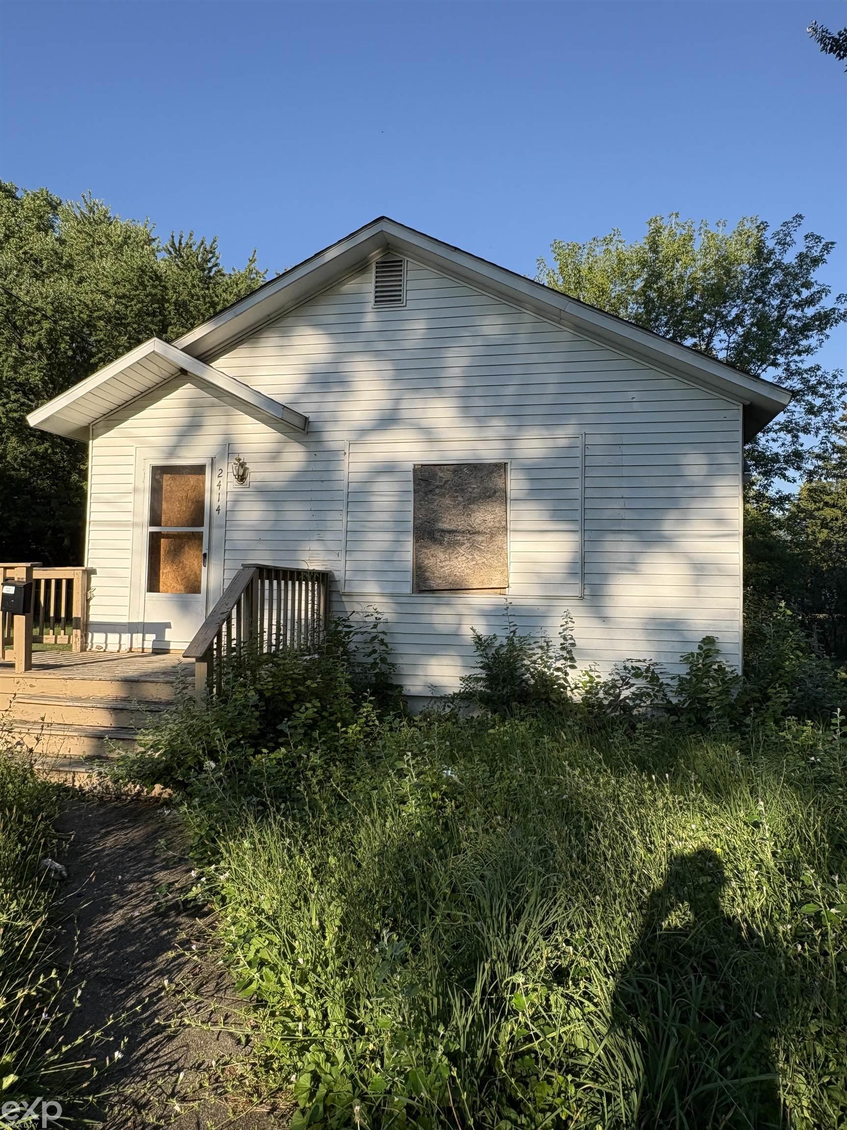 2414 Hazelwood Avenue, Saginaw MI 48601 photo 1
