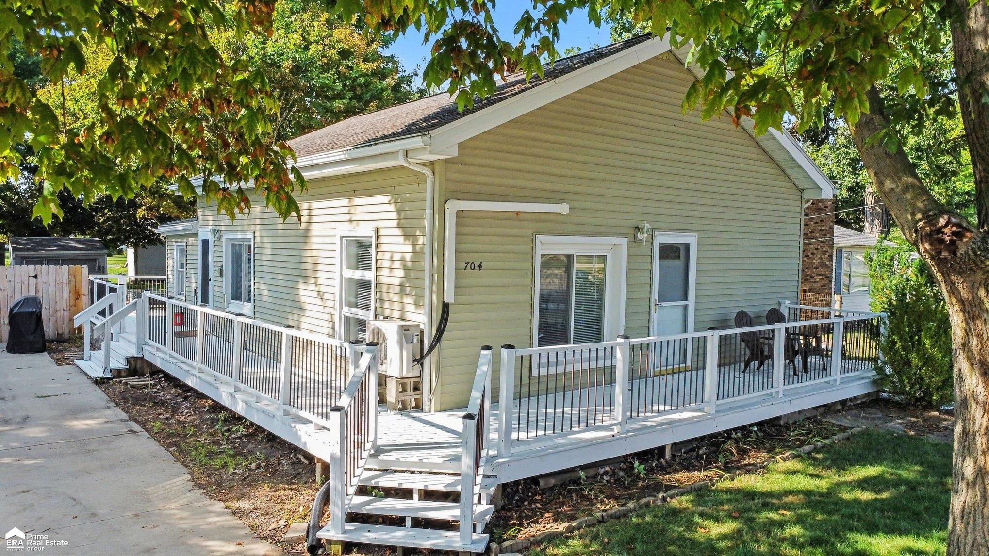 704 E North Street, Owosso MI 48867-1937 photo 1
