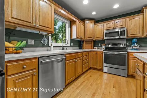 2870 E Nottingham Drive, Saginaw MI 48603 photo 3